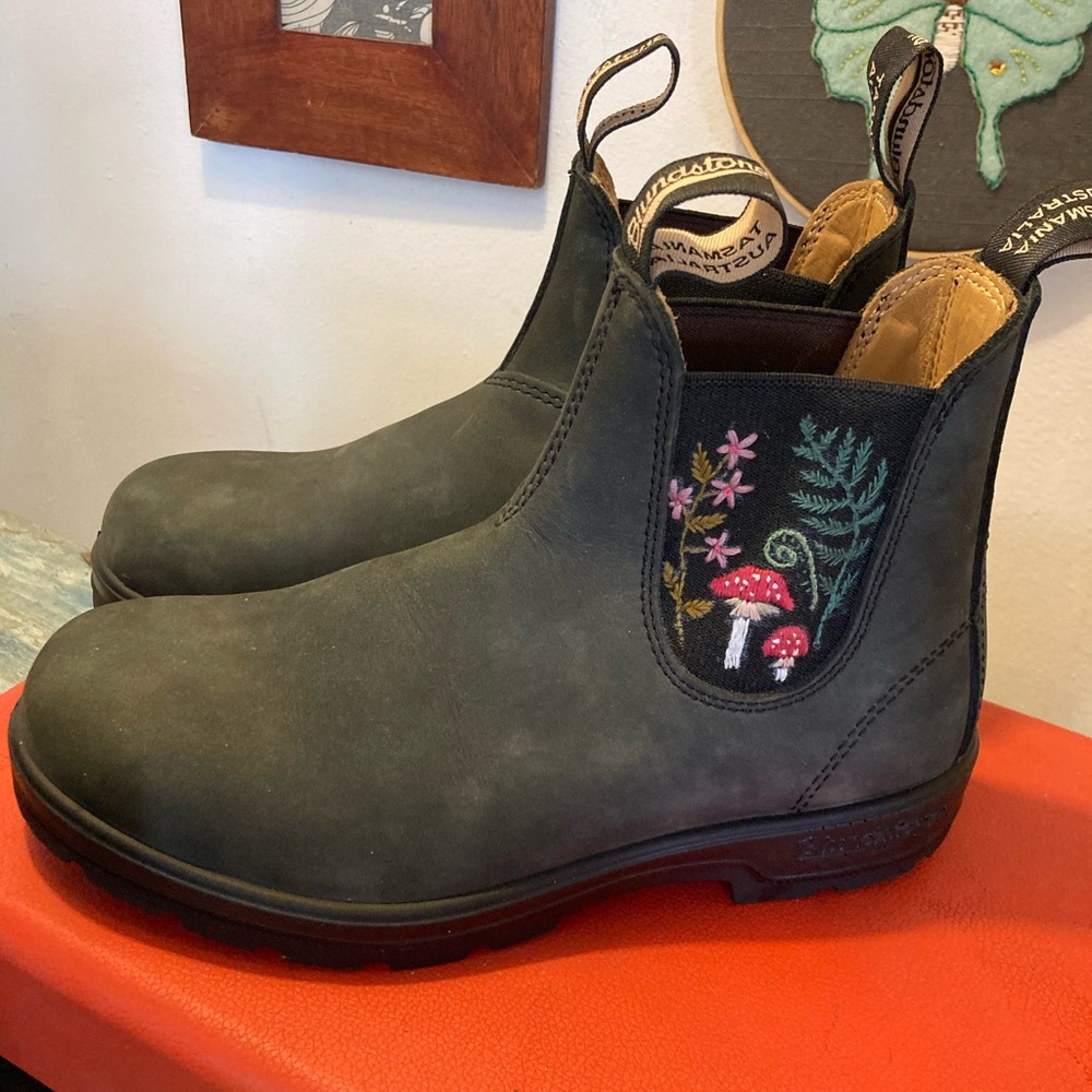 OOAK! Blundstone Classics #587 Leather Boots Women’s 8 Rustic Black Embroidered - Picture 9 of 11